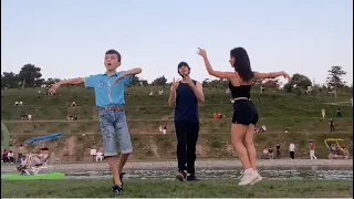 Девушка И Малыш Танцуют Супер В Парке Чеченская Песня Орайда 2022 Лезгинка ALISHKA Genclik Parki