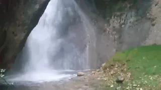 El agua fluye por la cascada del Saltador en la Sierra de Segura