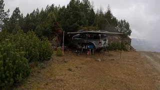 Camping sous la pluie - Montagne glaciale - Voiture - Chien