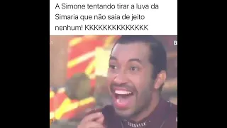 A Simone tentando tirar a luva da Simaria que não saia de jeito nenhum kkkkkkkkkkk