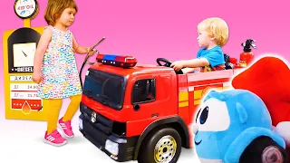 Jeux de Bianca avec voitures. La roue dégonflée de Léo le camion. Vidéo de jouets pour bébés.