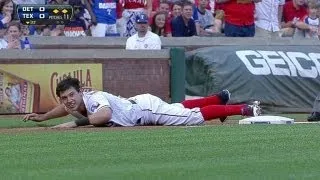 Ian Kinsler does a FACEPLANT into third base