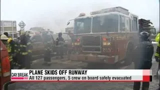 New York′s La Guardia airport closed after plane skids off runway   라구아르디아 비행기 사