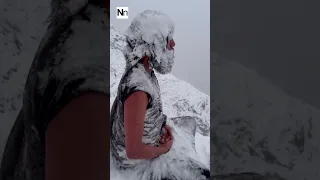 Siddha Yogi meditiert in den Bergen. Die Touristen waren schockiert!