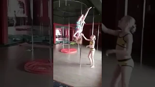 Дочь тренируется pole dance