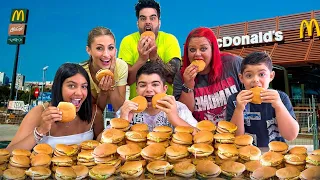 EL ÚLTIMO EN DEJAR de COMER HAMBURGUESAS DEL McDONALDS GANA 1000€...Reto con la FAMILINK!!