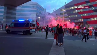 L'ambulanza soccorre un uomo nel corso dei festeggiamenti per lo scudetto davanti Casa Milan