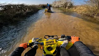 ON EST PRIS AU PIÈGE DANS UNE RIVIÈRE..