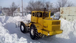 К-700 пробивает сугроб, чистит снег! Эпичное видео! К-700 зверь машина.