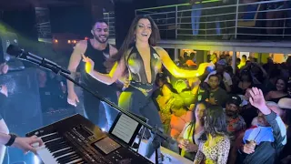 EX DANÇARINA THAÍS KIARA SOBE NO PALCO DO WB . PISEIRO SÓ PRESTA QUANDO O SUOR PINGA