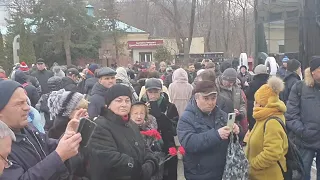 Толпа народу и море цветов на могиле В.Высоцкого юбилей 85 лет ... ВАГАНЬКОВСКОЕ КЛАДБИЩЕ 25 января