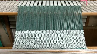 Weaving : part 3 diamond twill pattern emerges from the threads and sheds. Real time video.