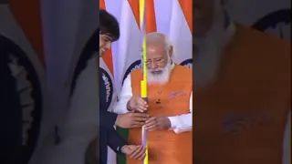 Olympic Gold medalist 🥇 Neeraj Chopra meets and gifts his Javelin to Prime Minister Modi #shorts