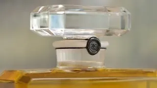 The Baudruchage, a Precise Art to Seal a CHANEL N°5 Bottle – CHANEL Fragrance
