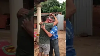 El reencuentro que emociona en las redes