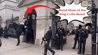 ANGRY 😡 KING’S GUARD SCREAM AT TOURIST! STAND CLEAR OF THE KING’S LIFE GUARD! @ Horse Guard Parade!