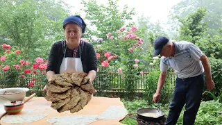 Crispy and soft Chebureki! Fried meat pastries in the village