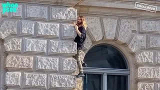 Jared Leto si arrampica sui muri di pietra di un hotel di Berlino