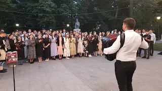 Sute de tineri în centru orașului Suceava ❗