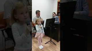 «Доброта» (песня Фунтика) Агния Петровичева (5 лет). Педагог Оксана Родина (уроки пения онлайн)