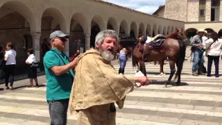 Massimo Coppo sulla piazza di San Francesco ad Assisi