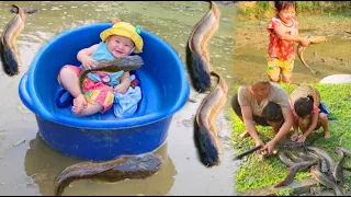 Single mother - together with her children, she met a large fish nest and installed a light bulb