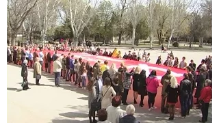 На центральной площади города копию Знамени Победы