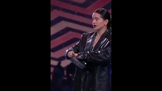 Rośalia  entergando el premio a Rauw Alejandro en Los40 Music Awards ❣