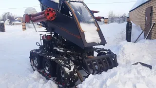 Самодельный робот вышел на уборку снега .