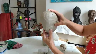 Sculpter une tête en argile : comment placer le crâne, la mâchoire, le cou