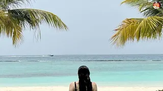 Karishma Kapoor - मालदीव में छुट्टियां मना रही हैं करिश्मा कपूर
