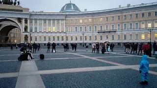 Кино (Виктор Цой) - "Печаль", на Дворцовой площади выступает уличный музыкант Николай Музалёв...