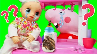 Oh no, Peppa dà il biberon sporco alla bambola Alive! Giochi con le bambole per i bambini piccoli