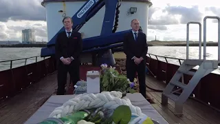 Uitvaart per schip op zee bij Scheveningen