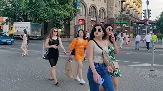 Киев. Прогулка летом. Пешеходы, туристы, молодежь- на пешеходном перекрестке у площади Независимости