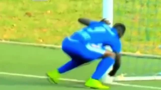 Футболист забивает гол с помощью черной магии - Футболист наколдовал гол - Удивительная Африка