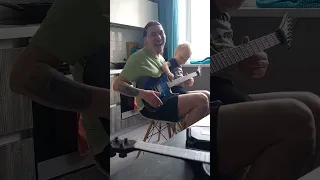 Папа учит сына играть на гитаре. 2.5 года