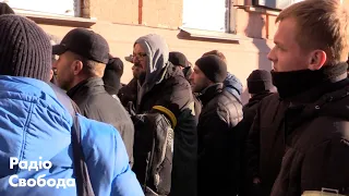 «Це не має значення: я не українець» – у Києві черга з добровольців, які прийшли отримати зброю