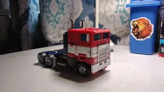 Optimus Prime transformation and hits core grimlock (transformers stop motion)