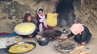 Grandma Instruct her Granddaughters how Cooking | Living in the Old Cave | Life in the Village