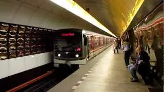 Einfahrt eines 81-71M-Zuges in die Prager Metro-Station Platz der Republik