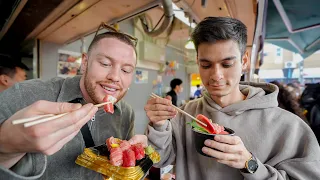 Frisches Sushi essen auf dem Tokyo Fischmarkt (Tsukiji)