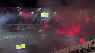Gol del Napoli contro l’Udinese: il Maradona esplode. Fumogeni e fuochi d’artificio!
