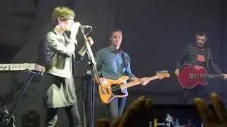Tegan and Sara Live in Manila - Sara introduces the band and Feel It In My Bones + Closer [19]