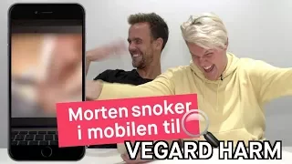 Morten snoker i mobilen til Vegard Harm