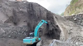 mining sand||sand dredging excavators working to tear down cliffs in sand mining