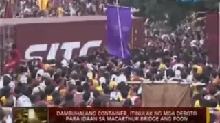 Dambuhalang container, itinulak ng mga deboto para idaan sa MacArthur Bridge ang poon