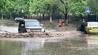 У Києві після зливи плавають машини