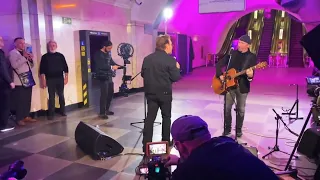 Bono performs ”With or without you” @Kyiv Ukraine metro