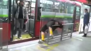 esto pasa por dormir en la parada del bus